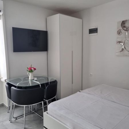 Apartments And Room Vela セニ エクステリア 写真