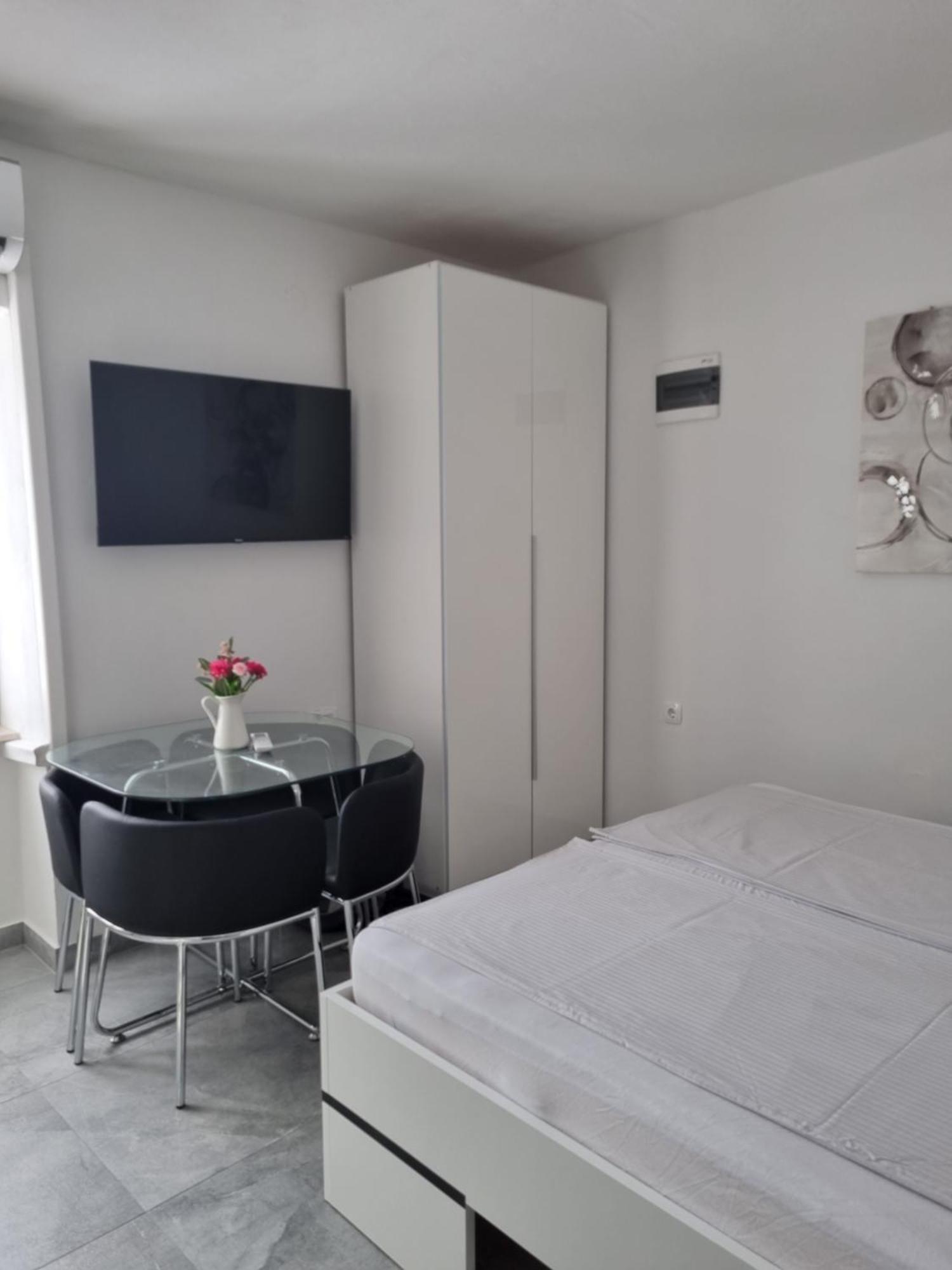 Apartments And Room Vela セニ エクステリア 写真